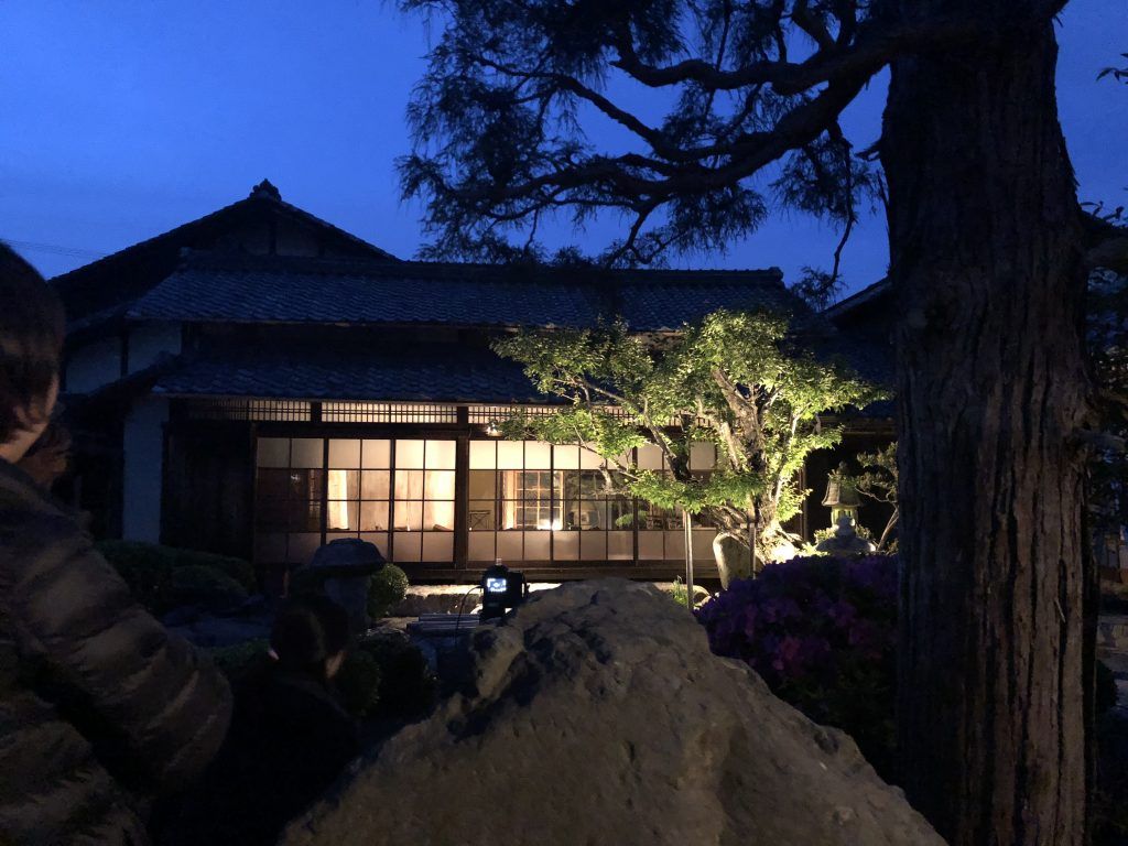 夕暮れの日本家屋と庭園